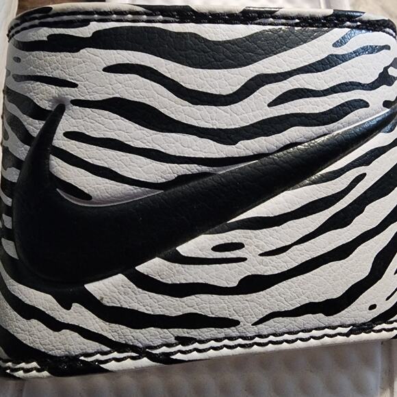 NIKE WOMENS BENASSI JDI FLIP FLOP SANDAL WHITE BLACK SIZE 8 - Picture 5 of 7